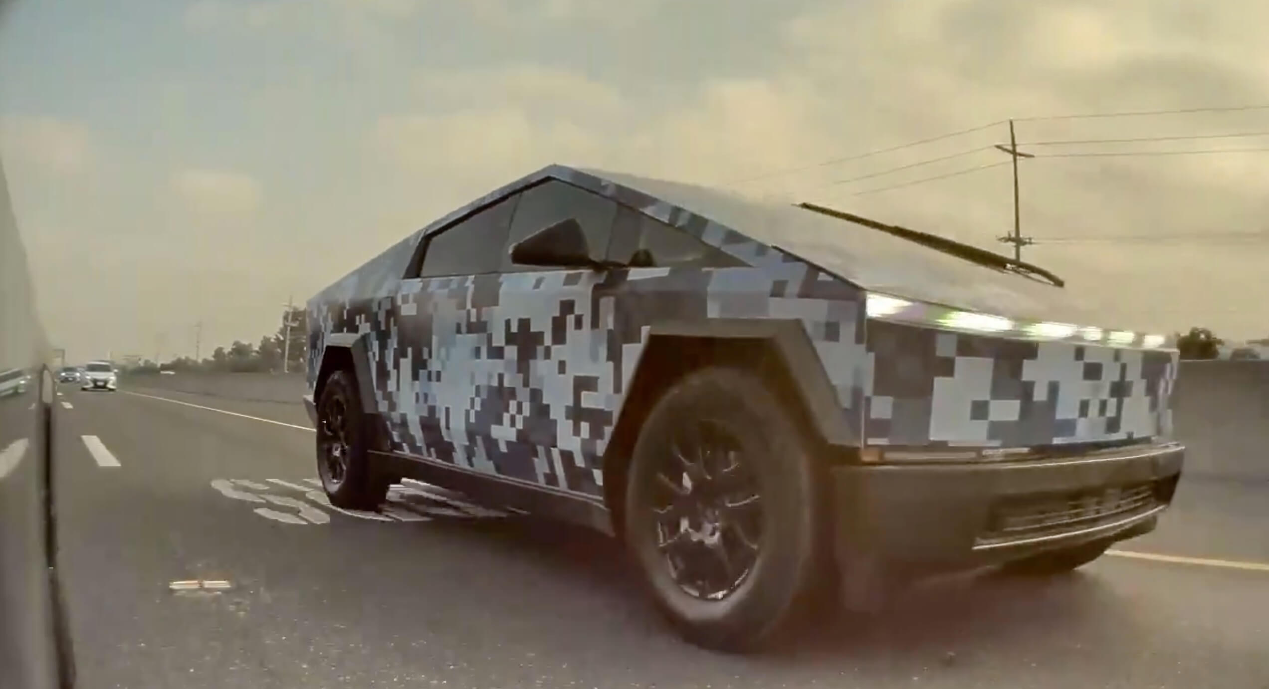 Bekijk Tesla’s blauwe digitale camouflage-gehulde Cybertruck op video