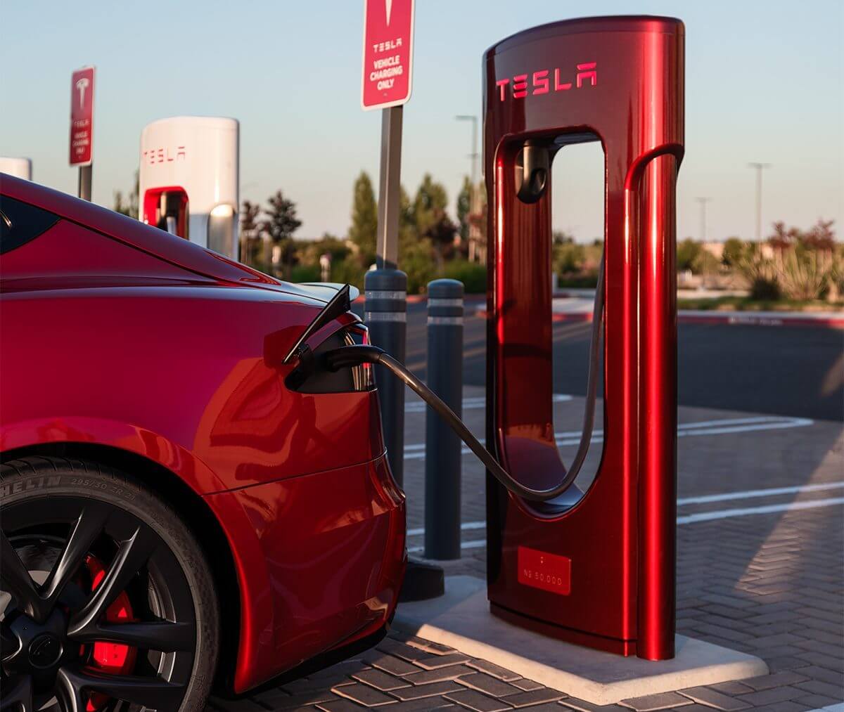 Die Jagd nach Teslas besonderem 50.000sten Supercharger-Stand ist eröffnet