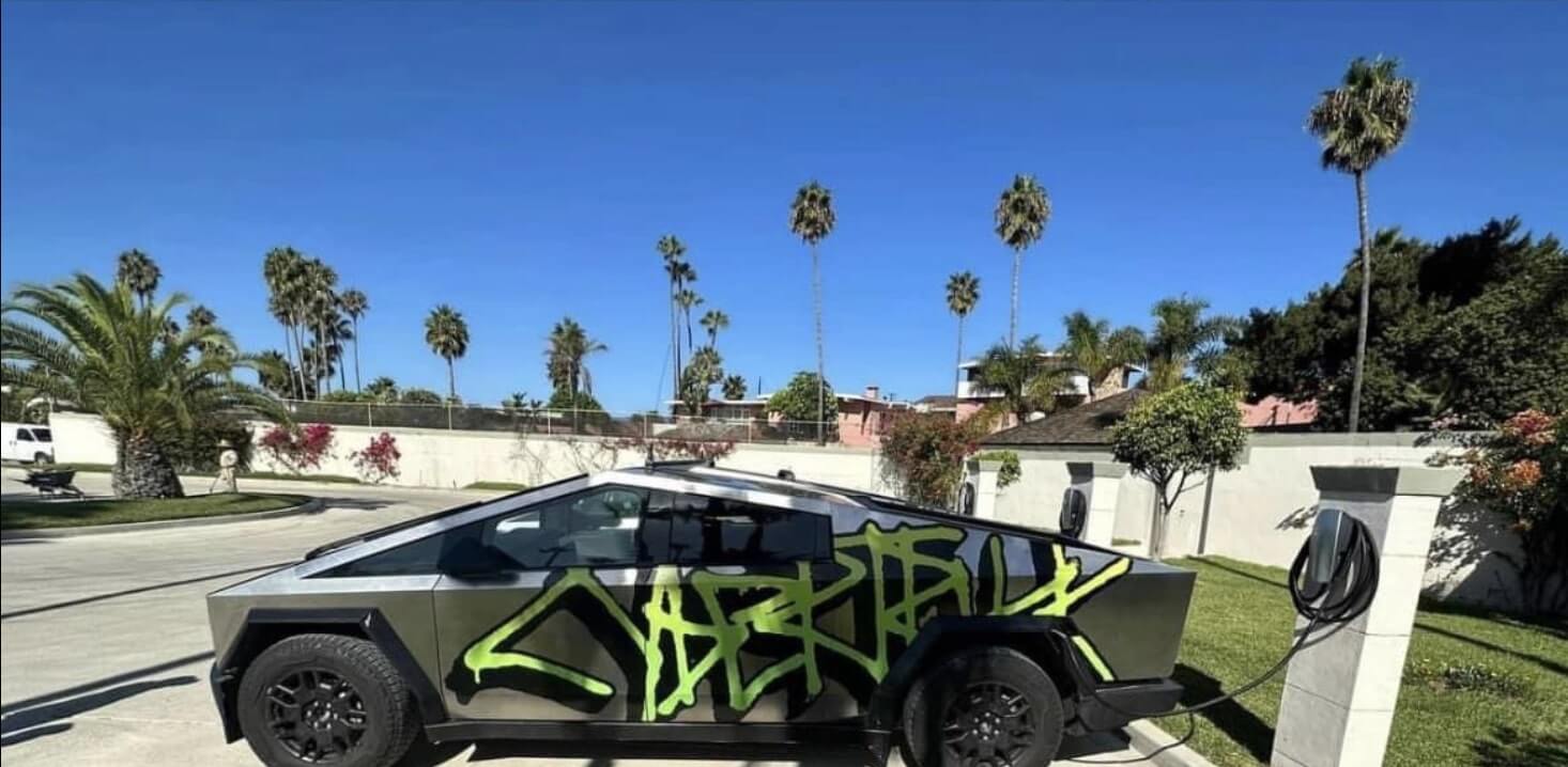 Tesla plaagt gekke nieuwe graffiti-wrap voor Cybertruck
