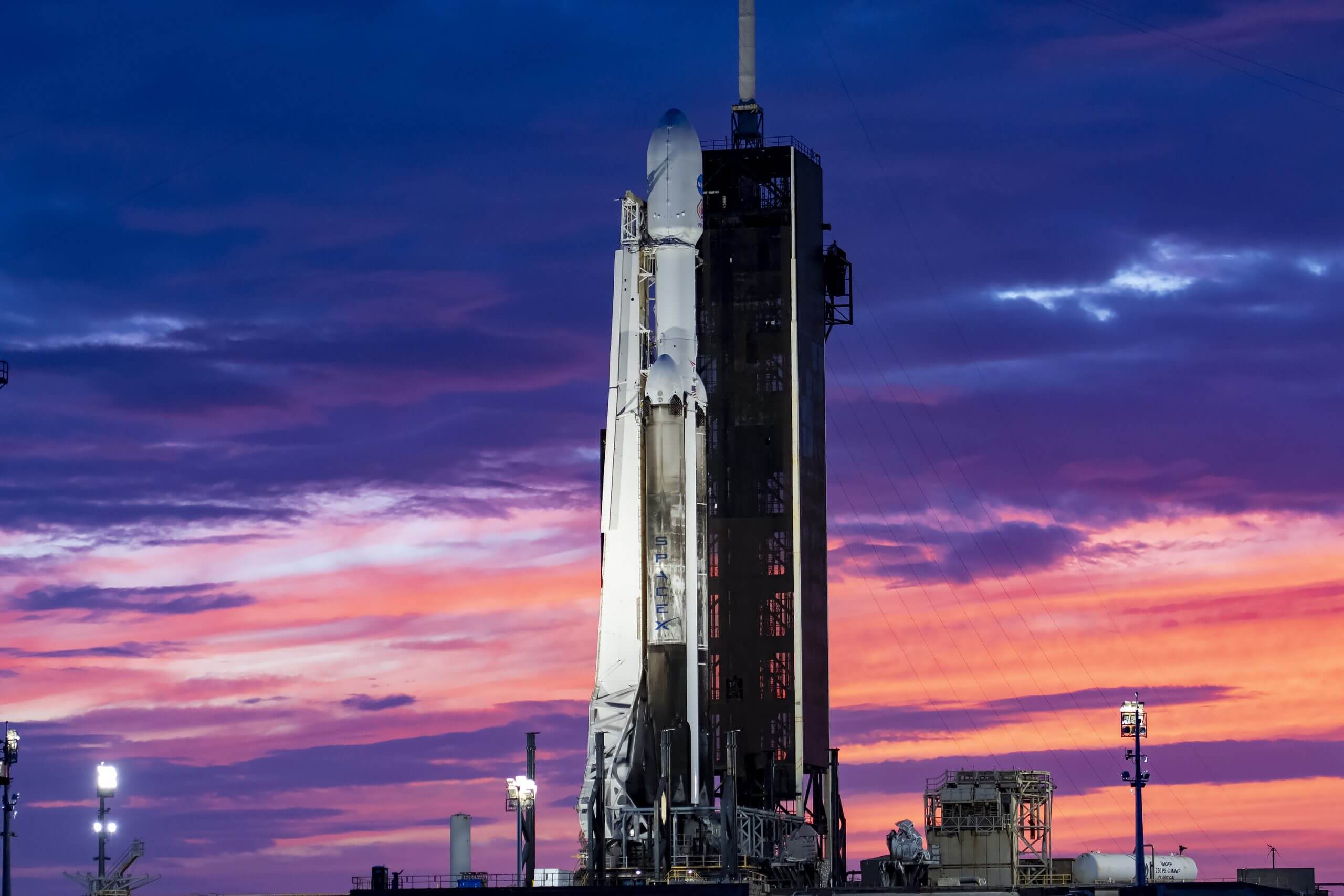 SpaceX Falcon Heavy تطلق مركبة الفضاء Psyche التابعة لناسا