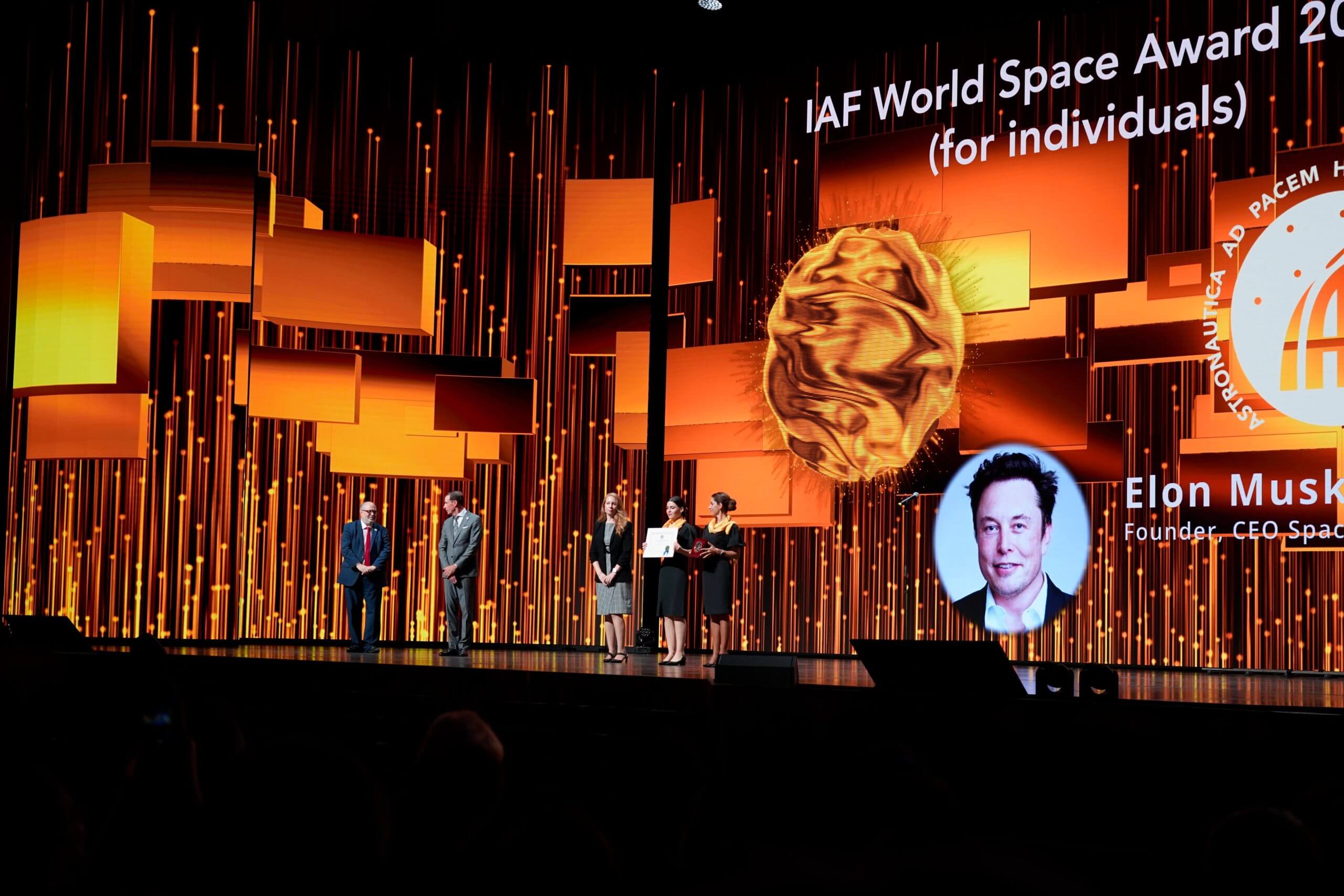 SpaceX의 Elon Musk가 제74회 국제 우주 회의에서 IAF 세계 우주 상을 수상했습니다.