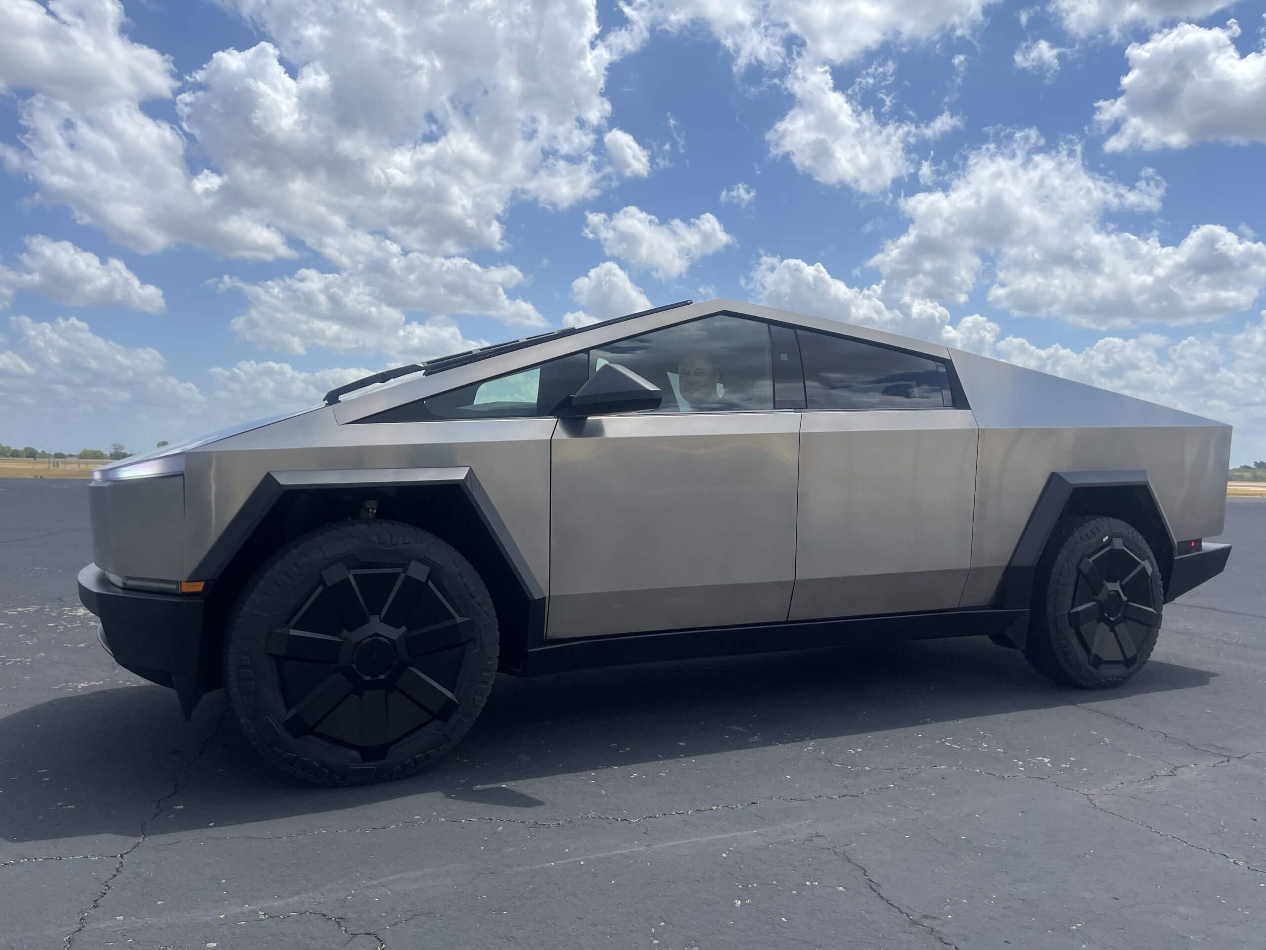 Tesla Cybertruck Performance untuk mendapatkan model X Plaid drivetrain: khabar angin