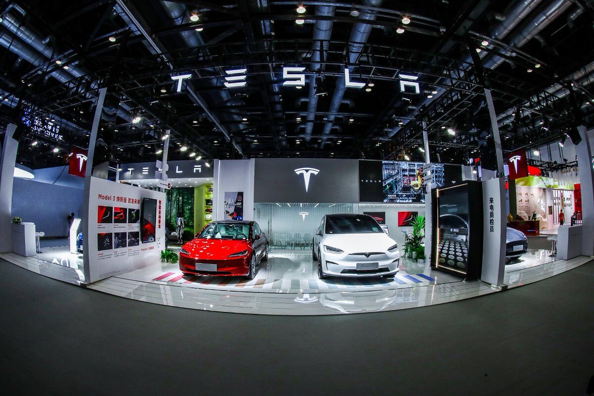 Tesla memajak ruang yang besar di Shanghai untuk kedai dan pusat servis
