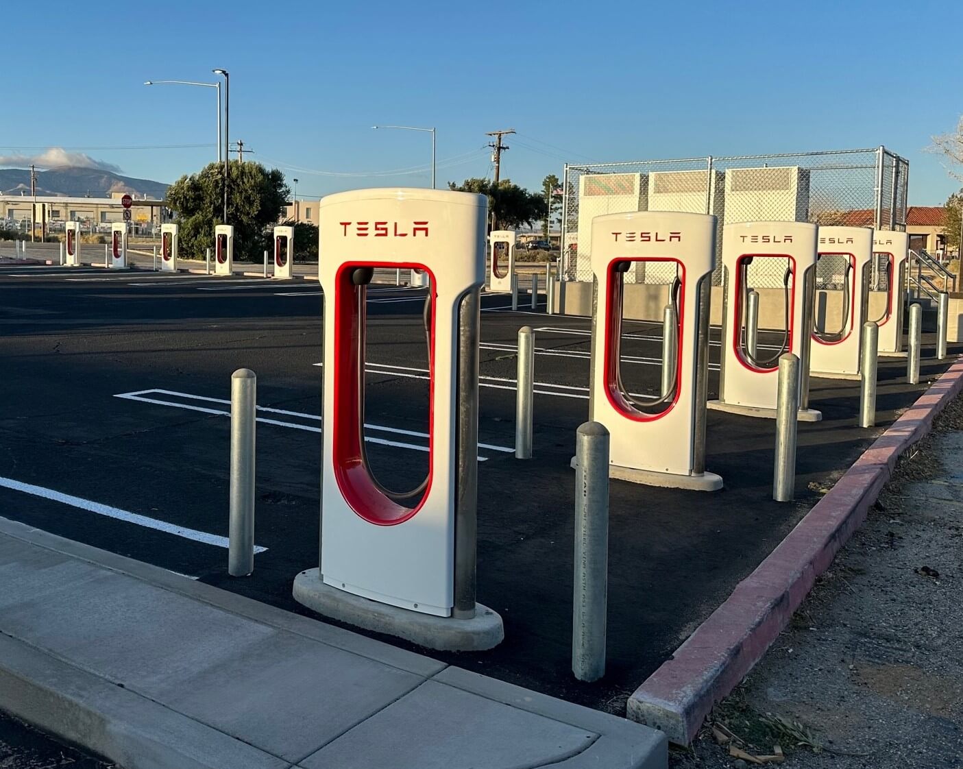 Tesla превысила 2000 активных станций Supercharger в США