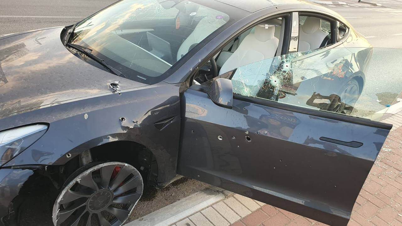 इजराइल में टेस्ला के मालिक टायर फटने और दर्जनों गोलियों के छेद के बावजूद मॉडल 3 में आतंकवादियों से बच गए