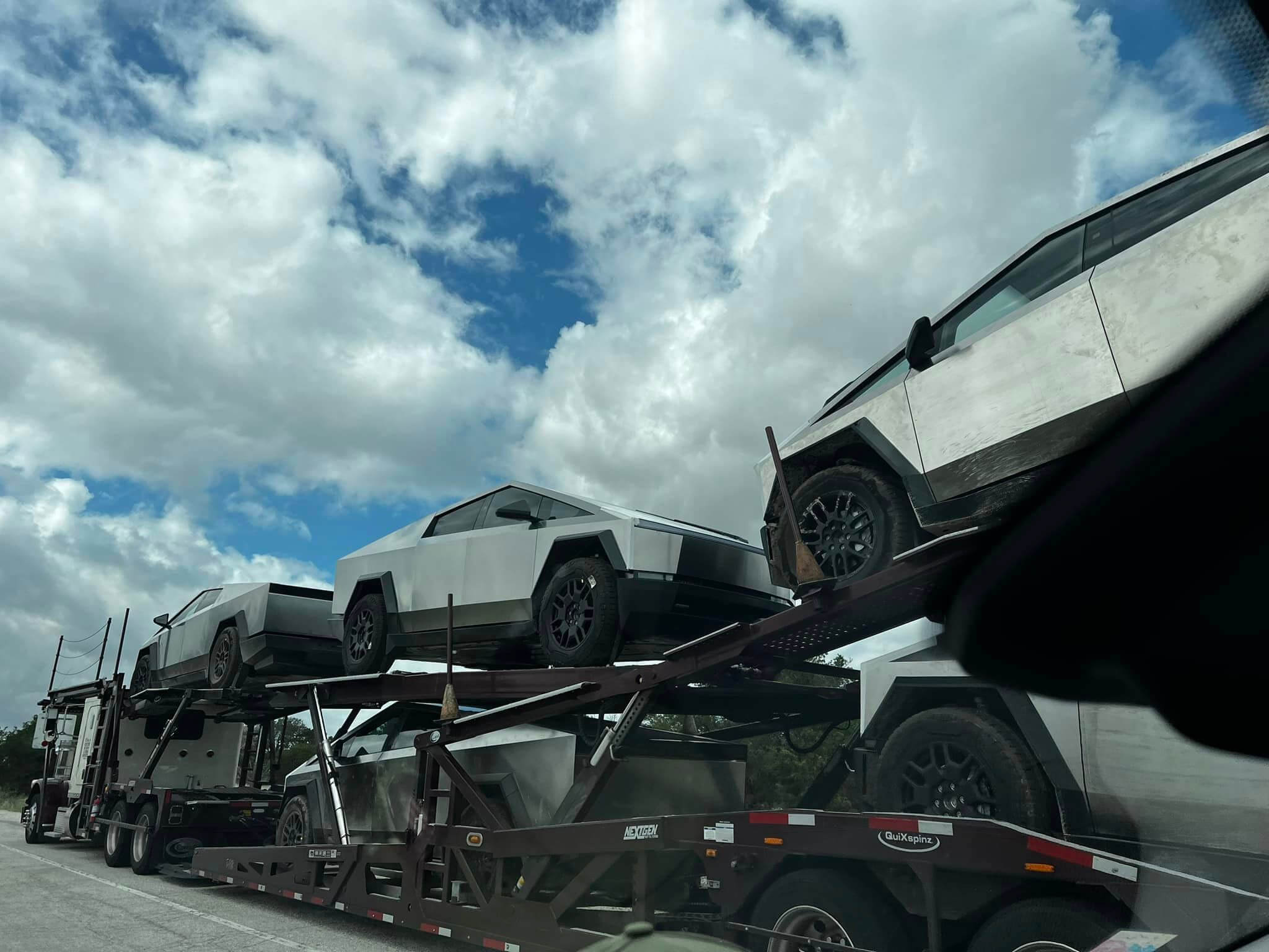 텍사스에서 Tesla Cybertruck 5대를 운반하는 트럭이 발견되었습니다.