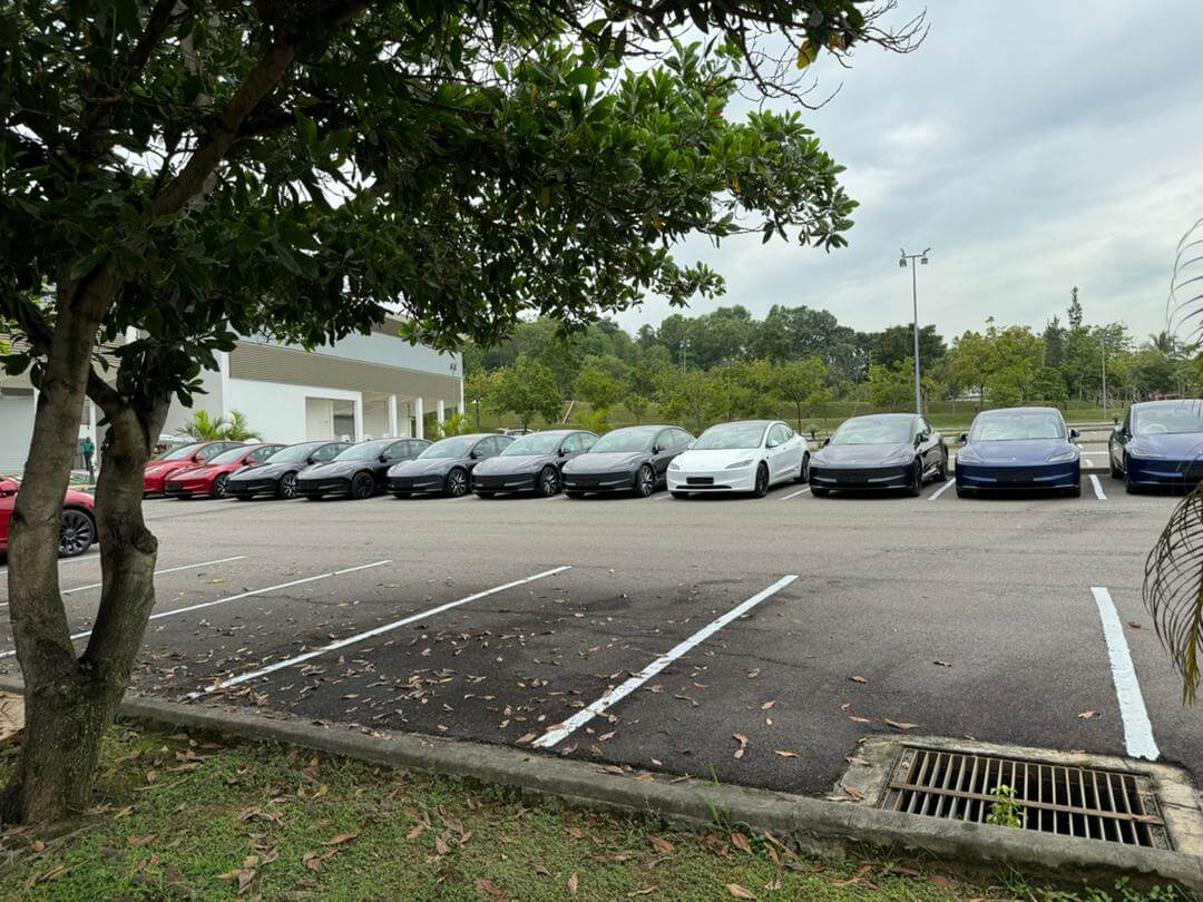 Обновленная Tesla Model 3 прибыла в центр доставки в Малайзии.