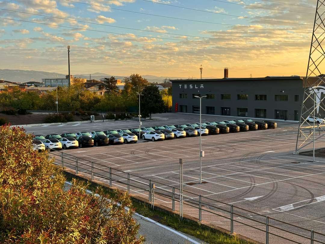 Tesla Italy с треском открывает новый центр в Вероне