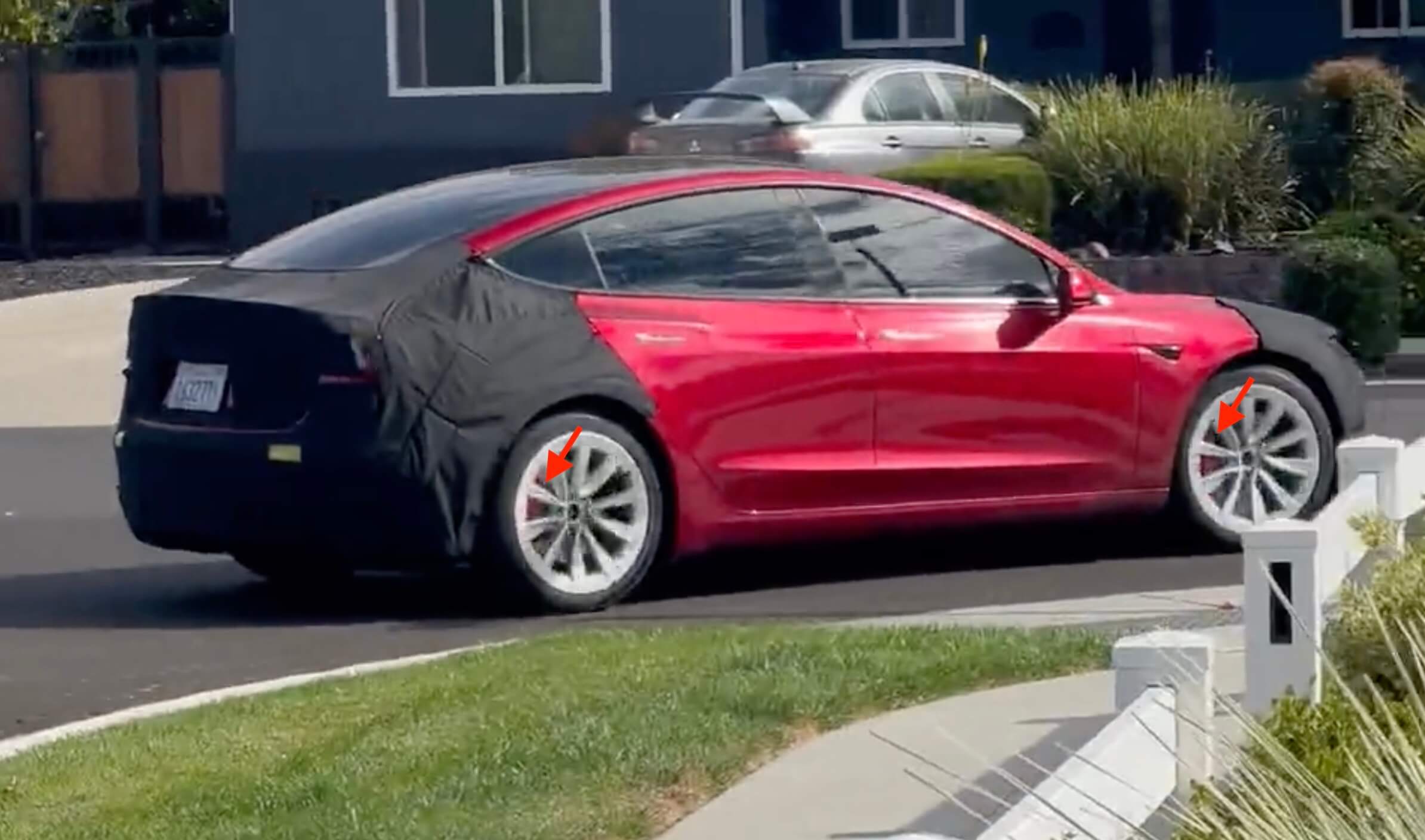 Видимый Tesla Model 3 Highland Performance с красными тормозными суппортами замечен в дикой природе