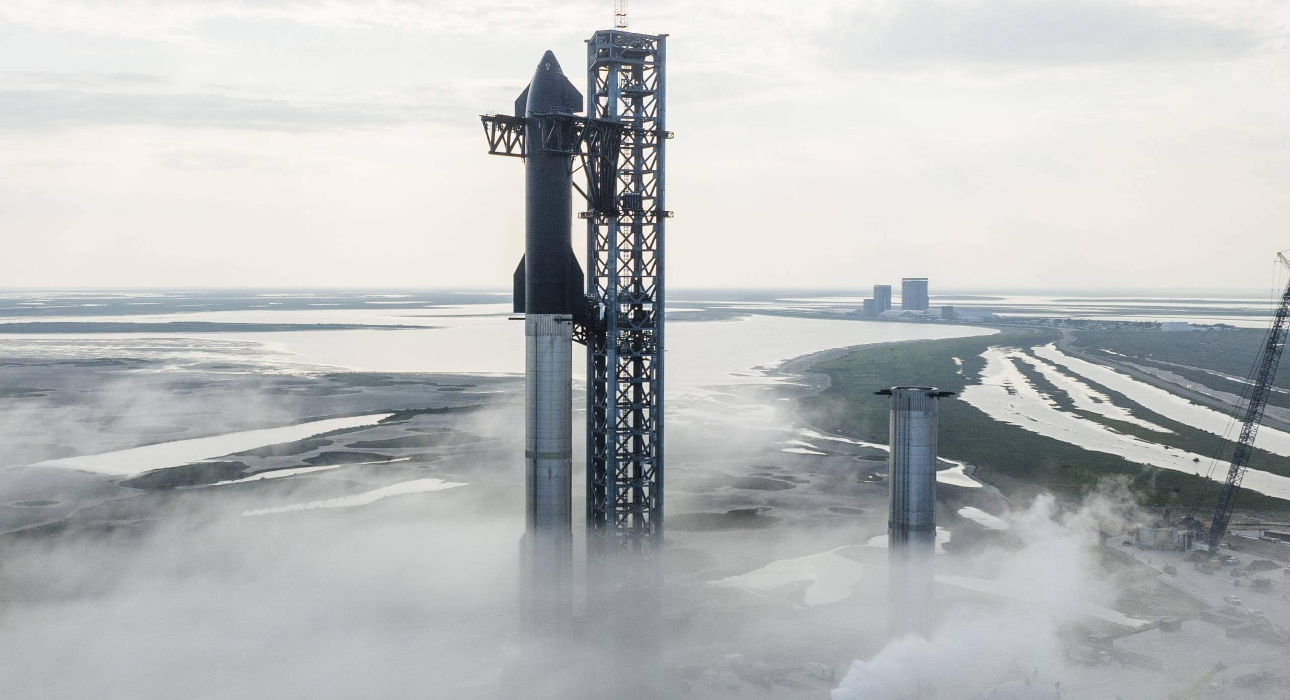 Запуск космического корабля SpaceX отложен на один день, сообщил Илон Маск