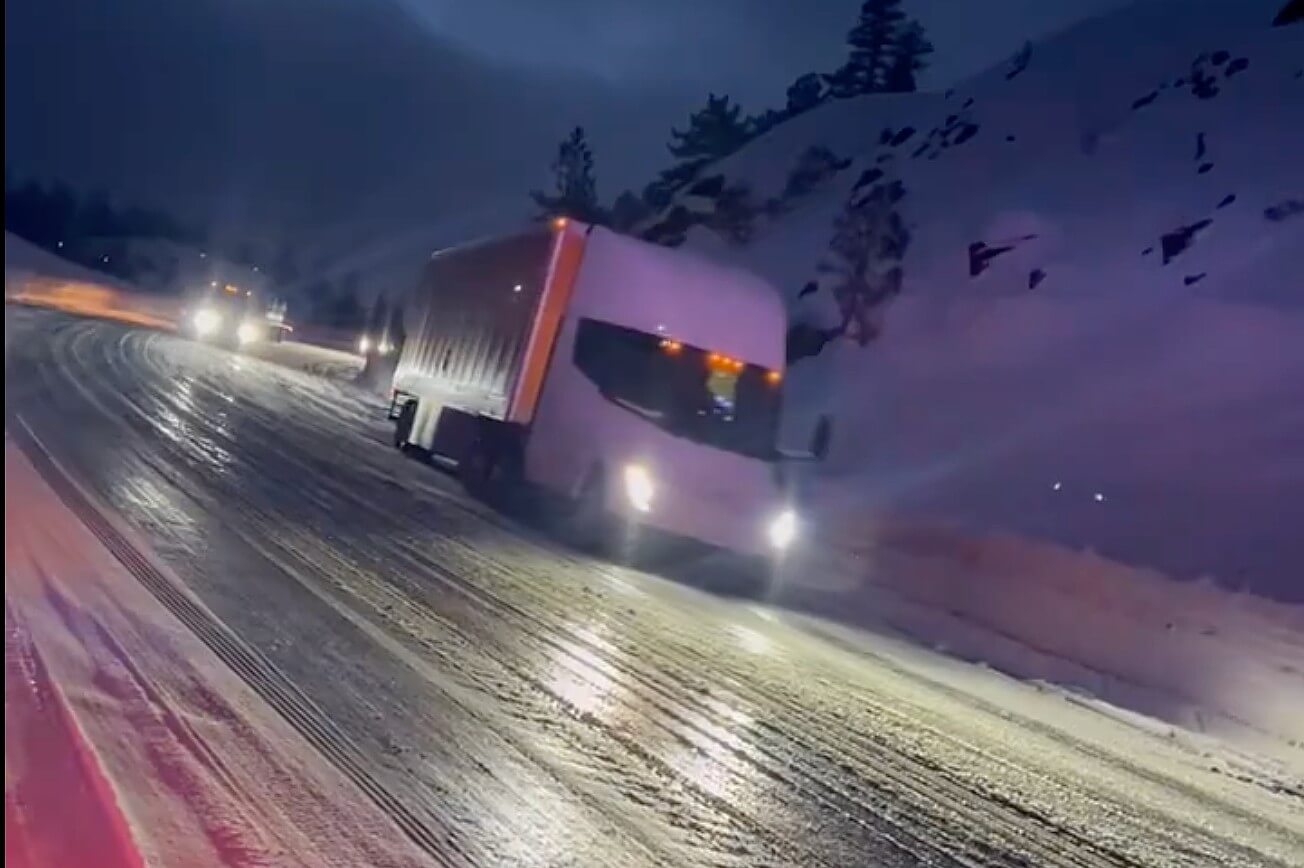 Посмотрите, как Tesla Semi осторожно спускается с ледяного холма