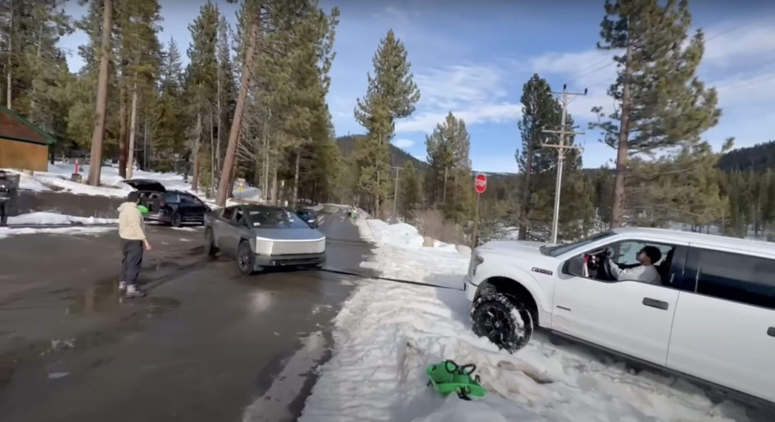 Tesla Cybertruck спасает застрявший в снегу Ford F-150