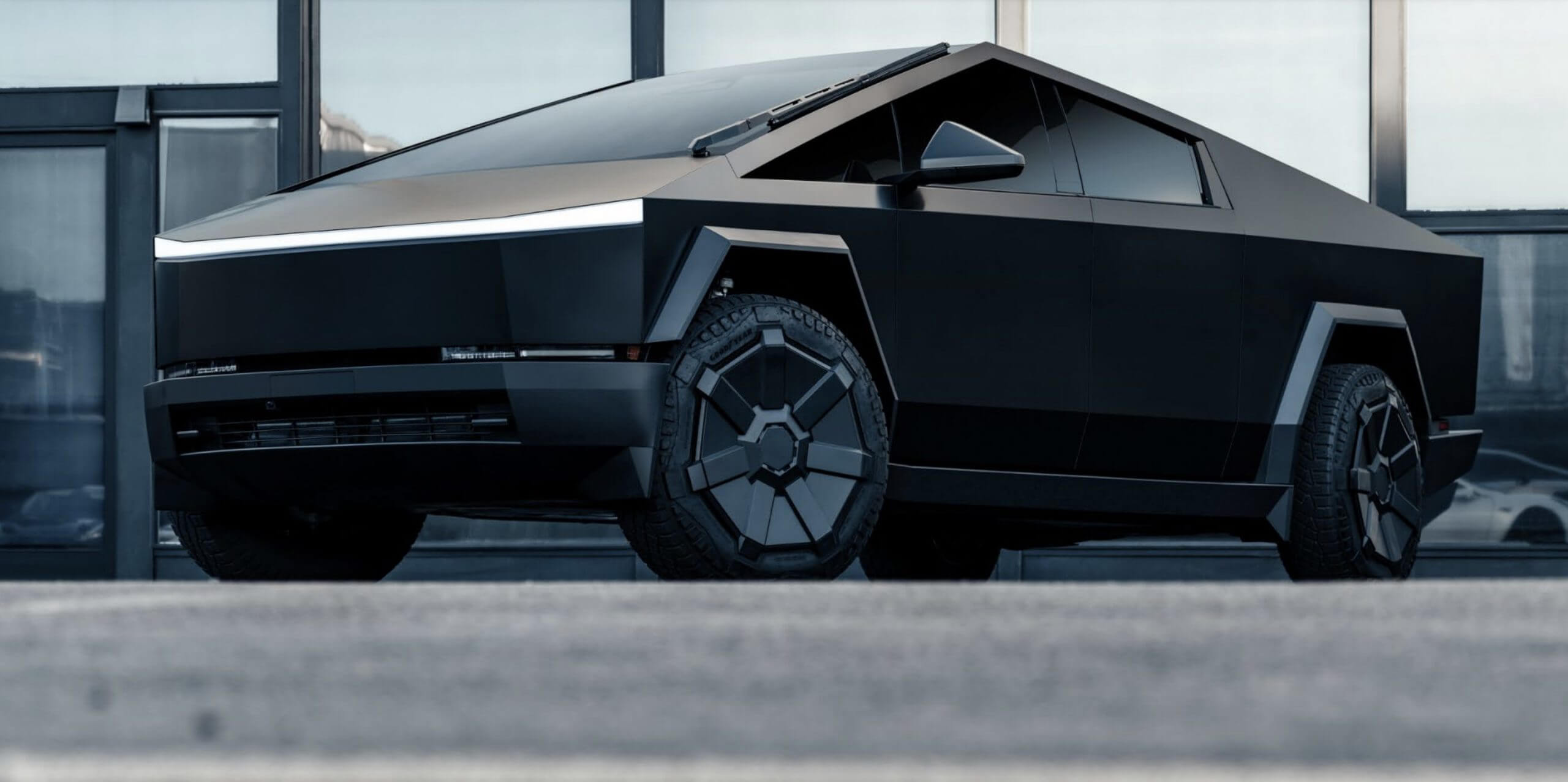 Tesla, похоже, прекратила включать аэродинамические колпаки на колеса для поставок Cybertruck.