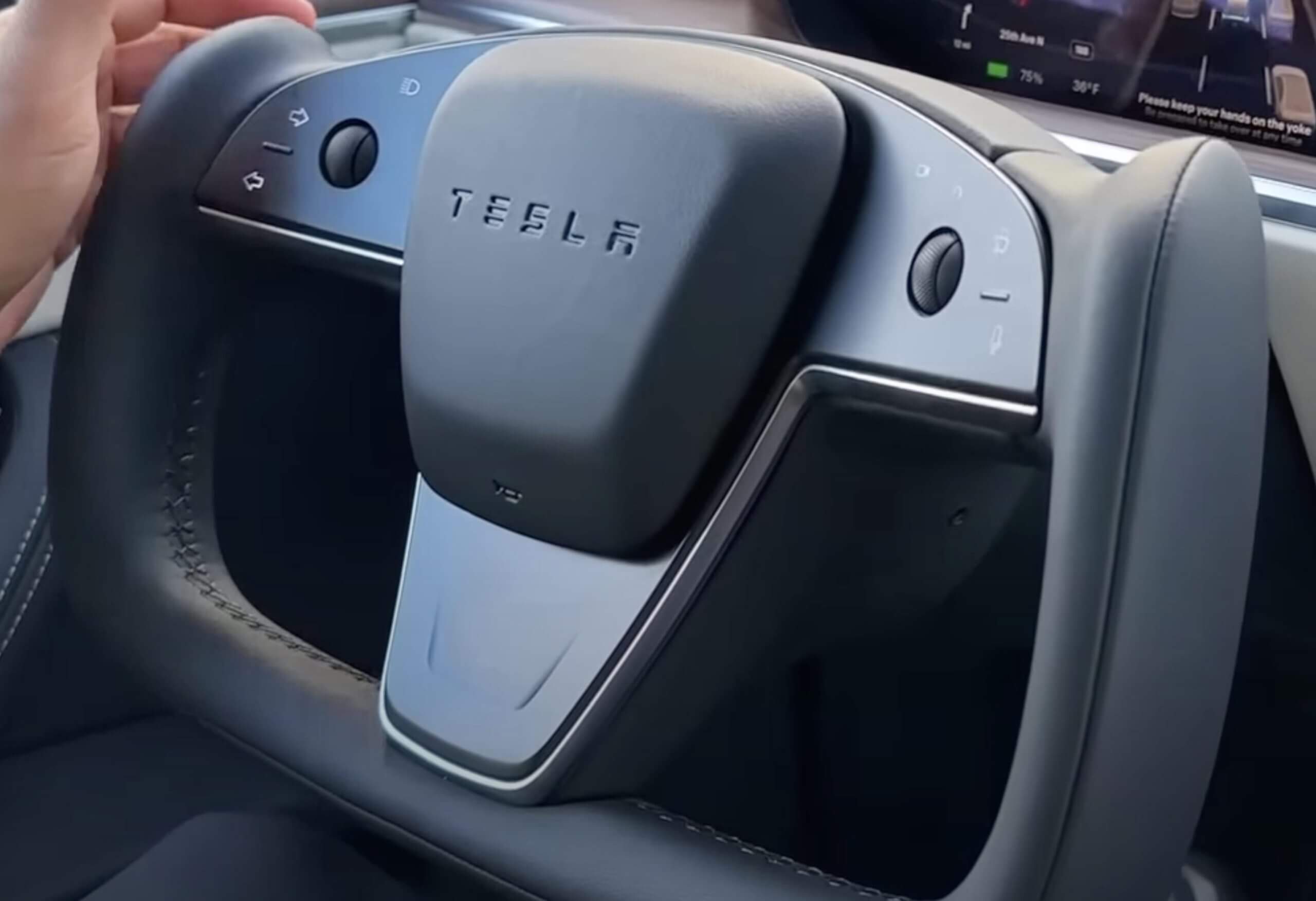 Tesla выпускает новую рулевую вилку с физическим центральным звуковым сигналом и улучшенным качеством сборки