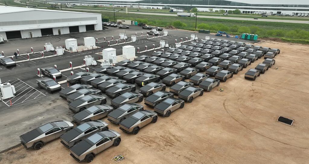 Около 380 кибертраков были замечены на Tesla Giga Texas