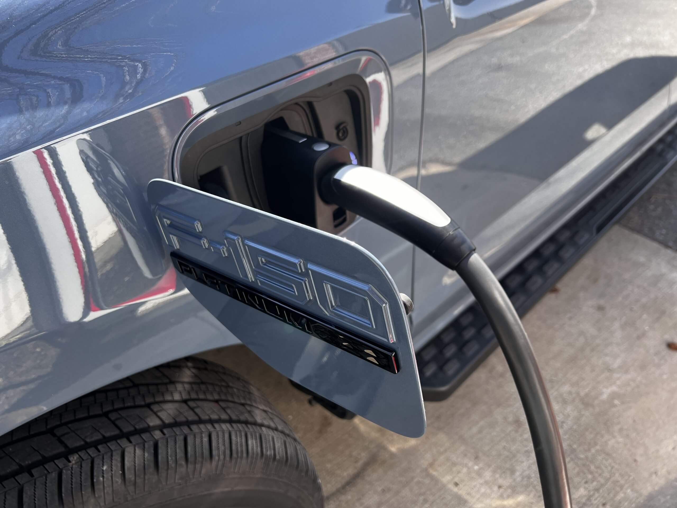 Я взял Ford F-150 Lightning на Tesla Superchargers: хорошее и плохое