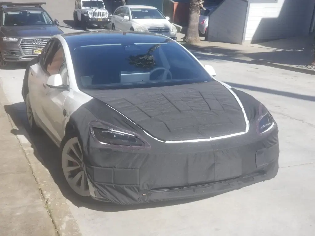 Модернизированную Tesla Model 3 Performance заметили с приборной панелью из углеродного волокна