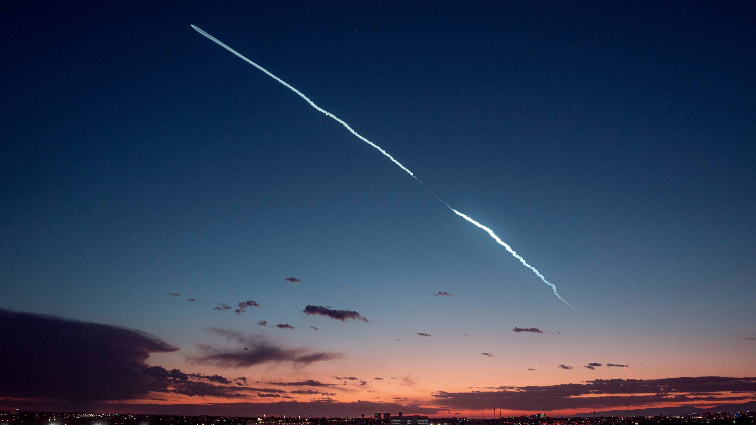 SpaceX Falcon 9 освещает небо Южной Калифорнии запуском Starlink