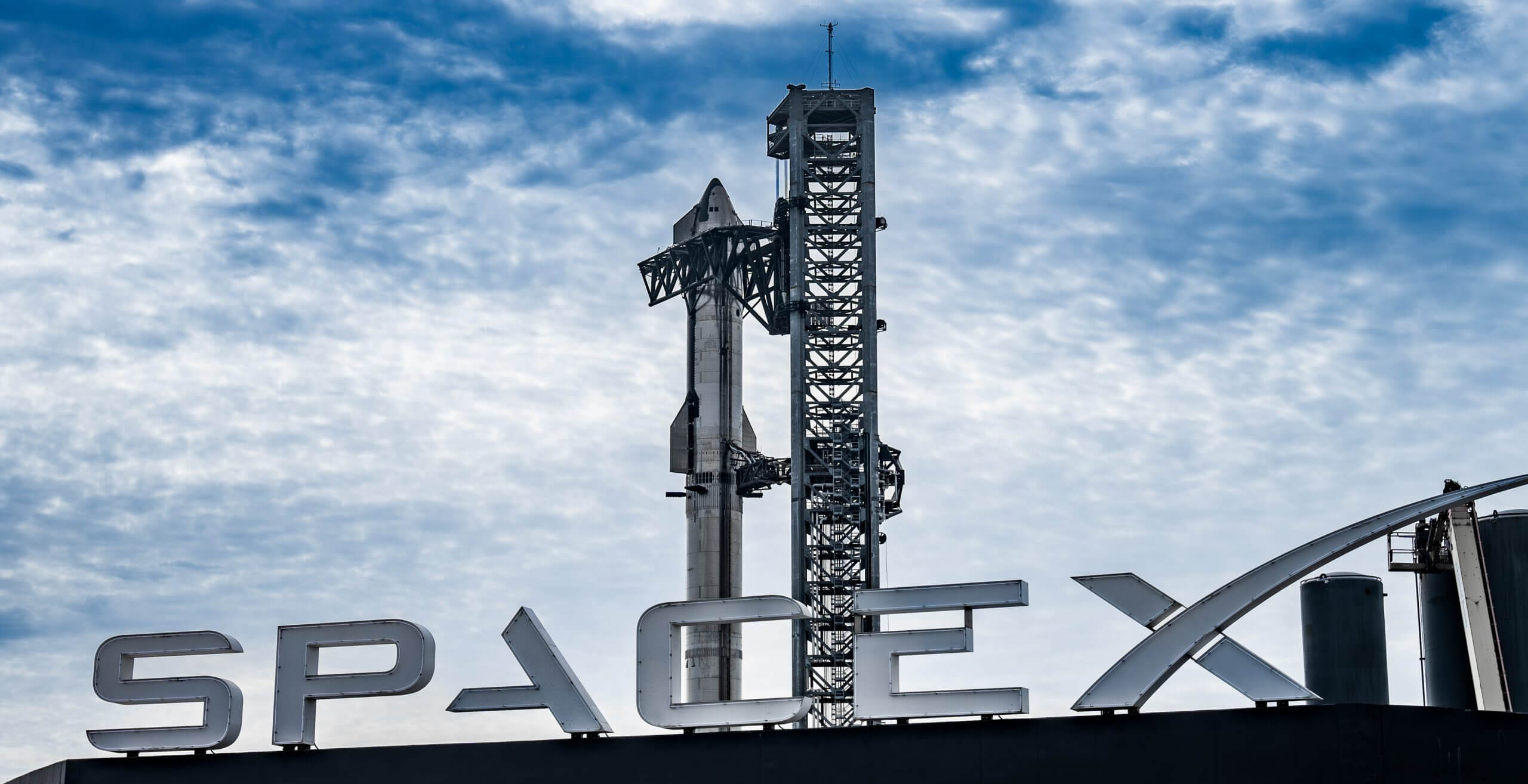 SpaceX получила лицензию ФАУ на запуск третьего испытательного полета космического корабля