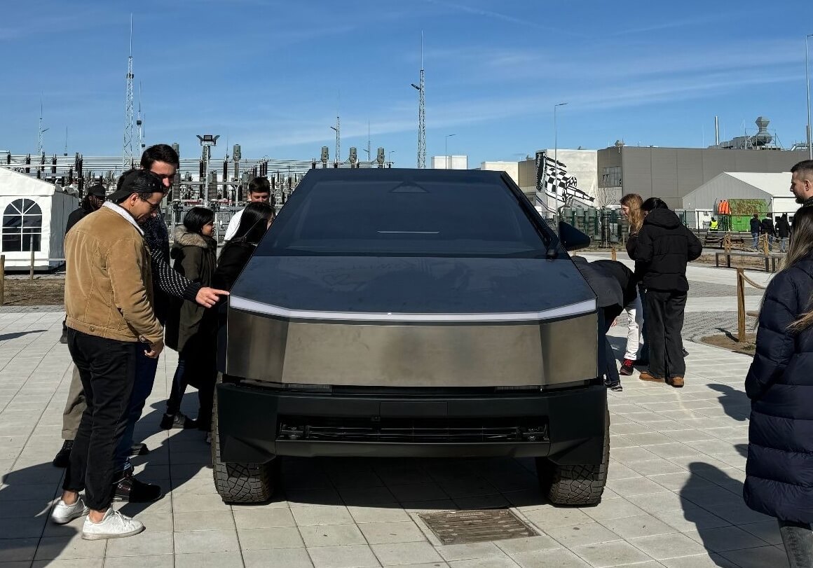 Tesla Giga Berlin приветствует Cybertruck в своем первом путешествии по Европе