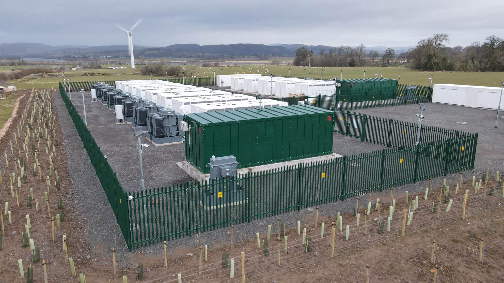 Tesla Megapacks включается на складе аккумуляторной энергии в Шотландии