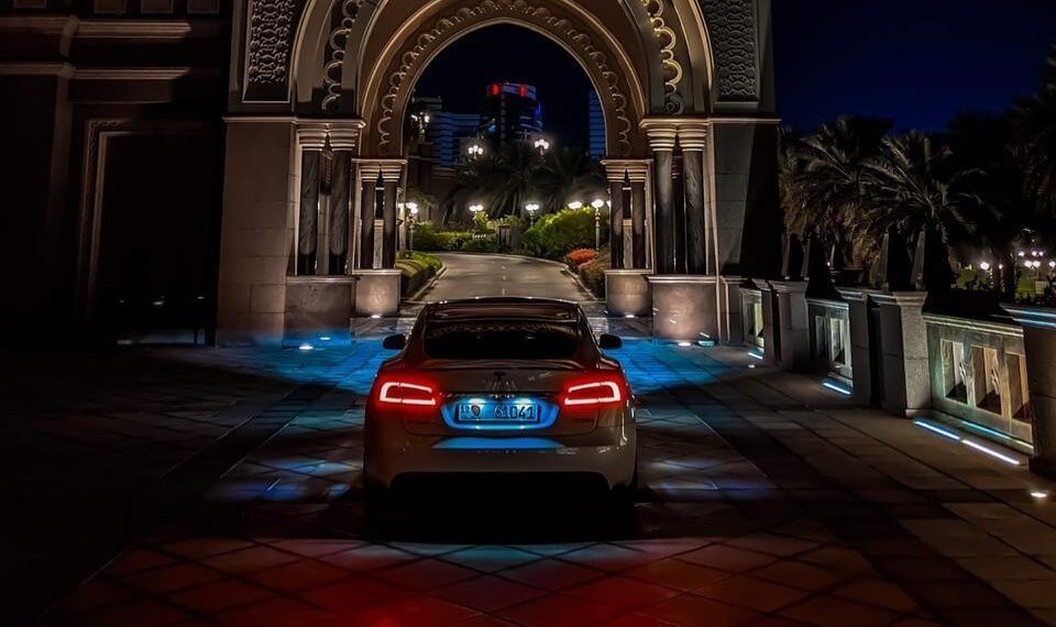 Tesla пересматривает ночное вождение и его влияние на показатель безопасности