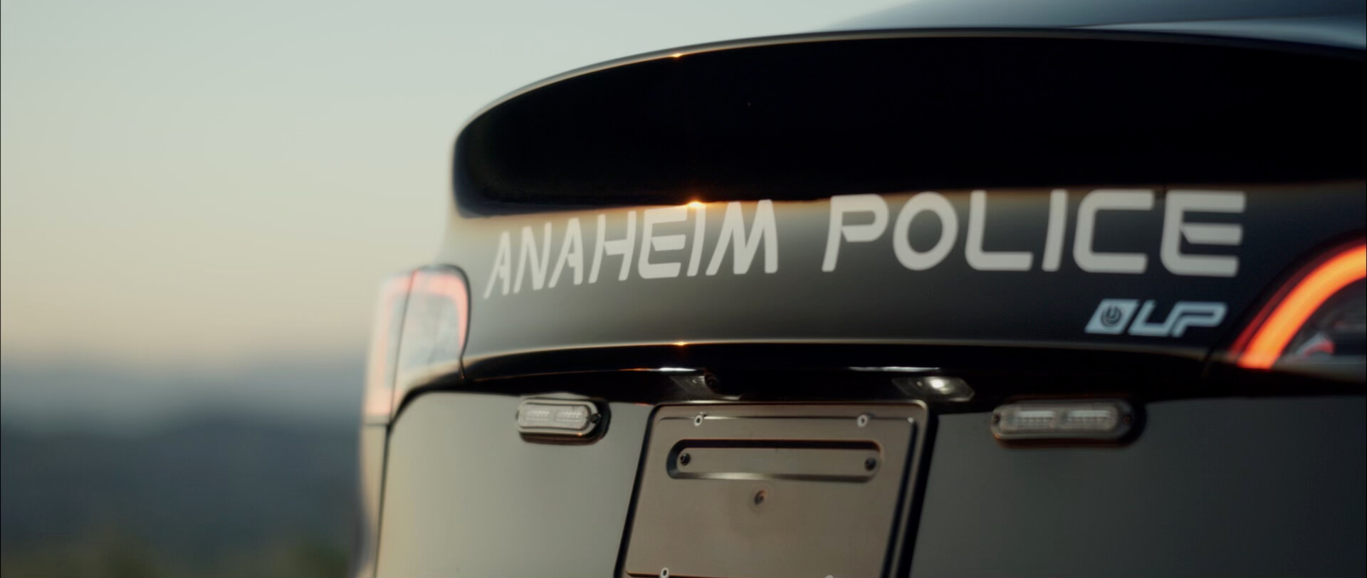 Полиция Анахайма запускает пилотный проект полицейских крейсеров Tesla Model Y LR