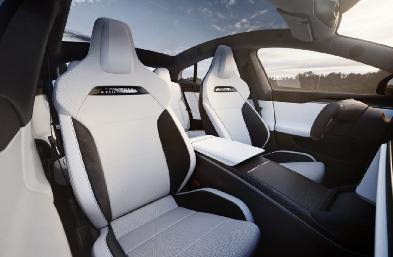 Tesla начинает поставки Model S Plaid с новыми спортивными сиденьями