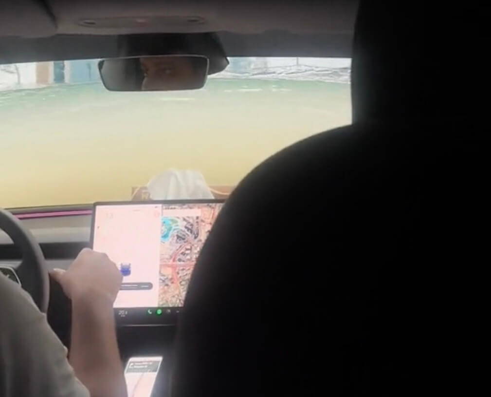 Teslas в Дубае ошеломила социальные сети, пережив глубокое наводнение