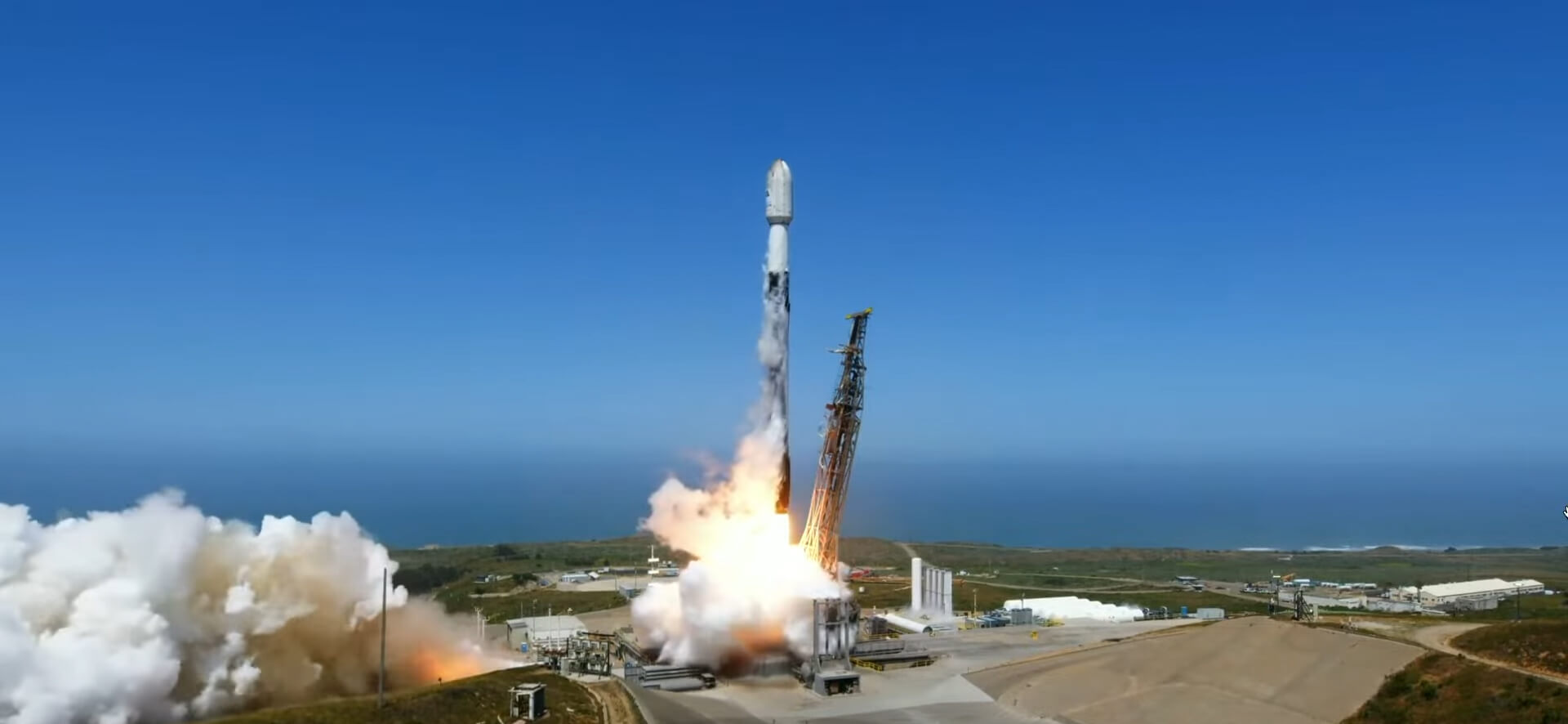 SpaceX запустила два спутника наблюдения Земли нового поколения