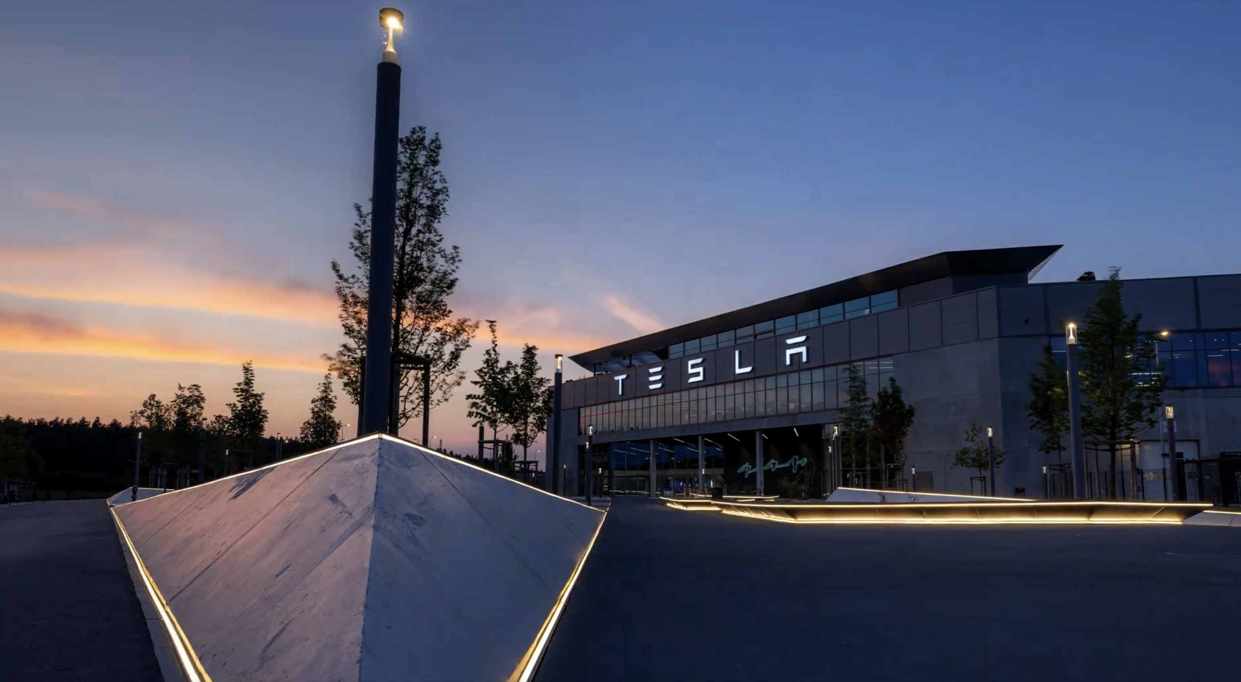 Похоже, Tesla открыла собственную «рейв-пещеру» в Giga Berlin.