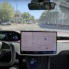 Tesla выпускает версию FSD без ворчания на руле